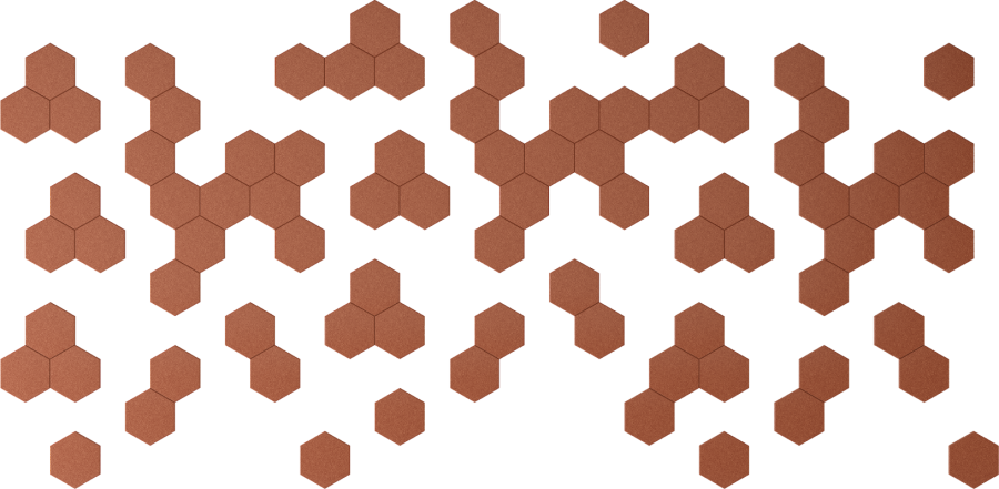Wandverkleidung Hexagon – Akustische Wandverkleidung – Hexagonale Bodenfliesen in brauner Farbgebung, verteilt in einem unregelmäßigen Muster auf schwarzem Hintergrund.