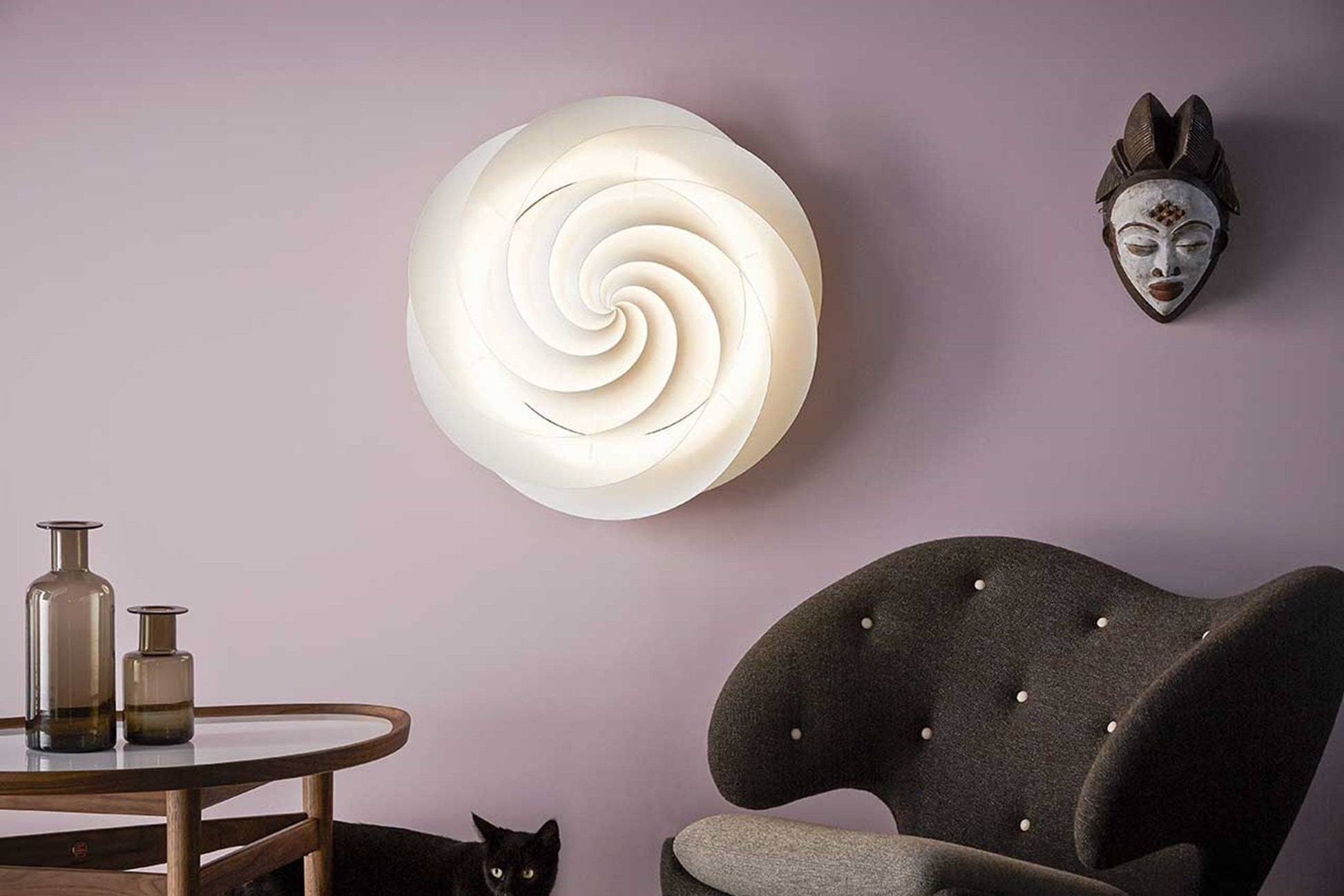 Modell 1320 Swirl Deckenleuchte von LE KLINT, im Raum