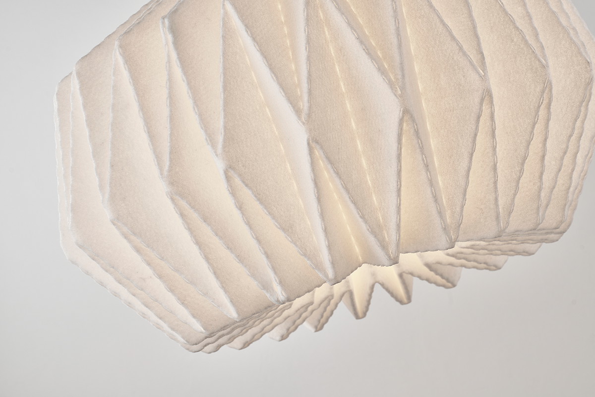 Modell 164 Softly Pleated I Pendelleuchte von LE KLINT, im Raum