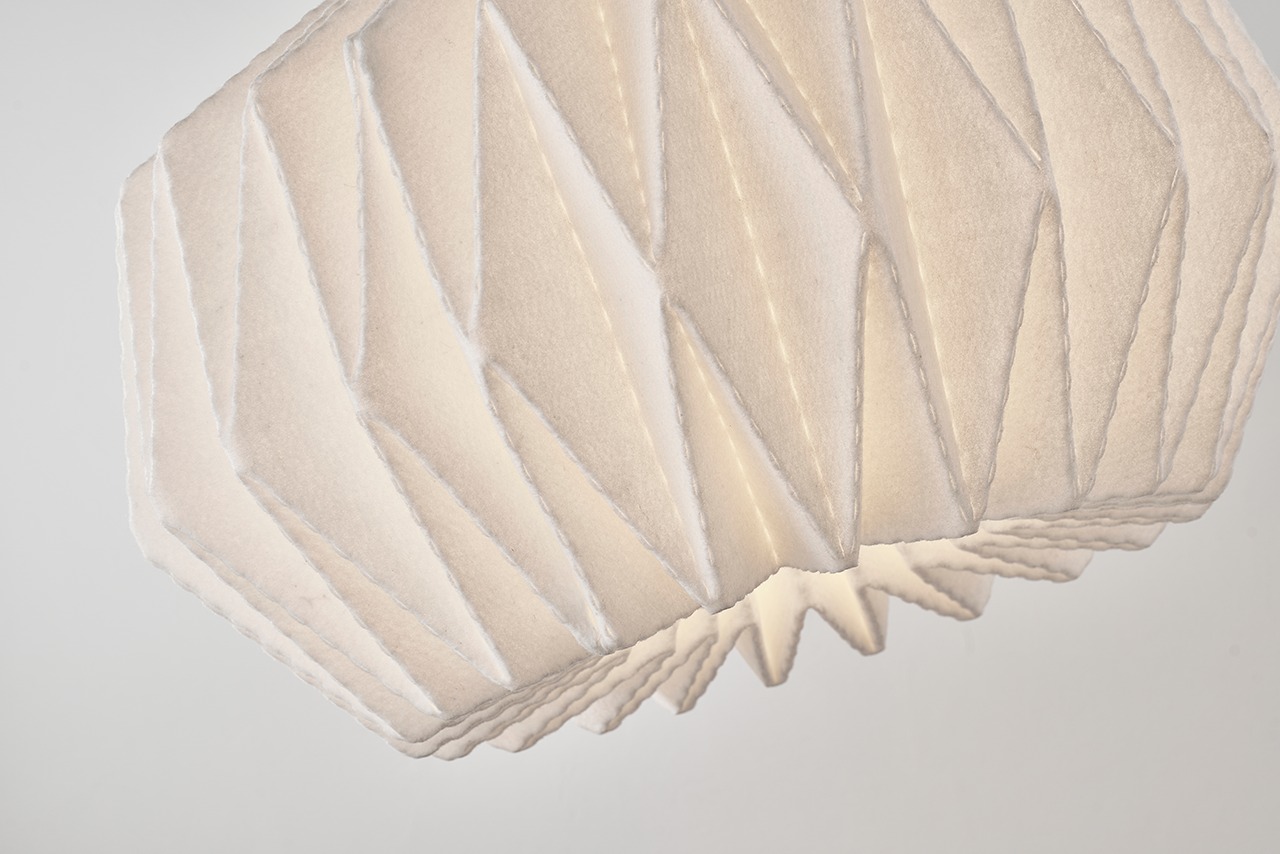 Modell 164 Softly Pleated I Pendelleuchte von LE KLINT, im Raum