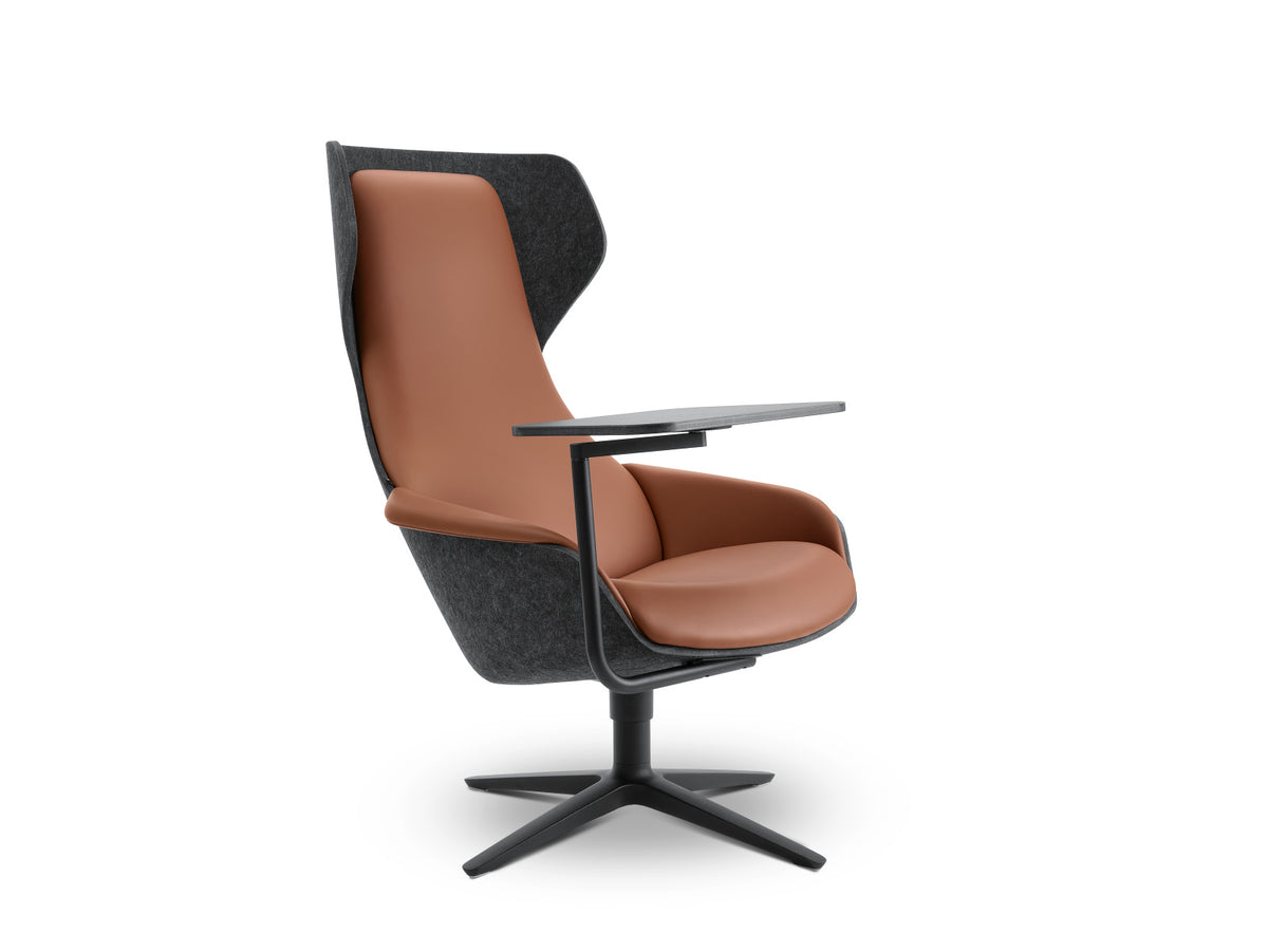 se:lounge – Lounge-Sessel – Bürostuhl mit hohen Rückenlehne, braunem Polster und schwarzem Gestell, mit abnehmbarem Tischaufsatz.