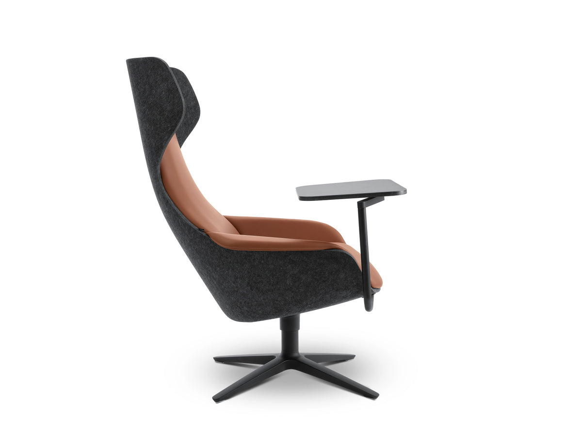 se:lounge – Lounge-Sessel – Schwarzer Sessel mit hohen Seitenwangen, gepolstert in Braun, mit abnehmbarem Tisch auf einem schwarzen, drehbaren Fussgestell.