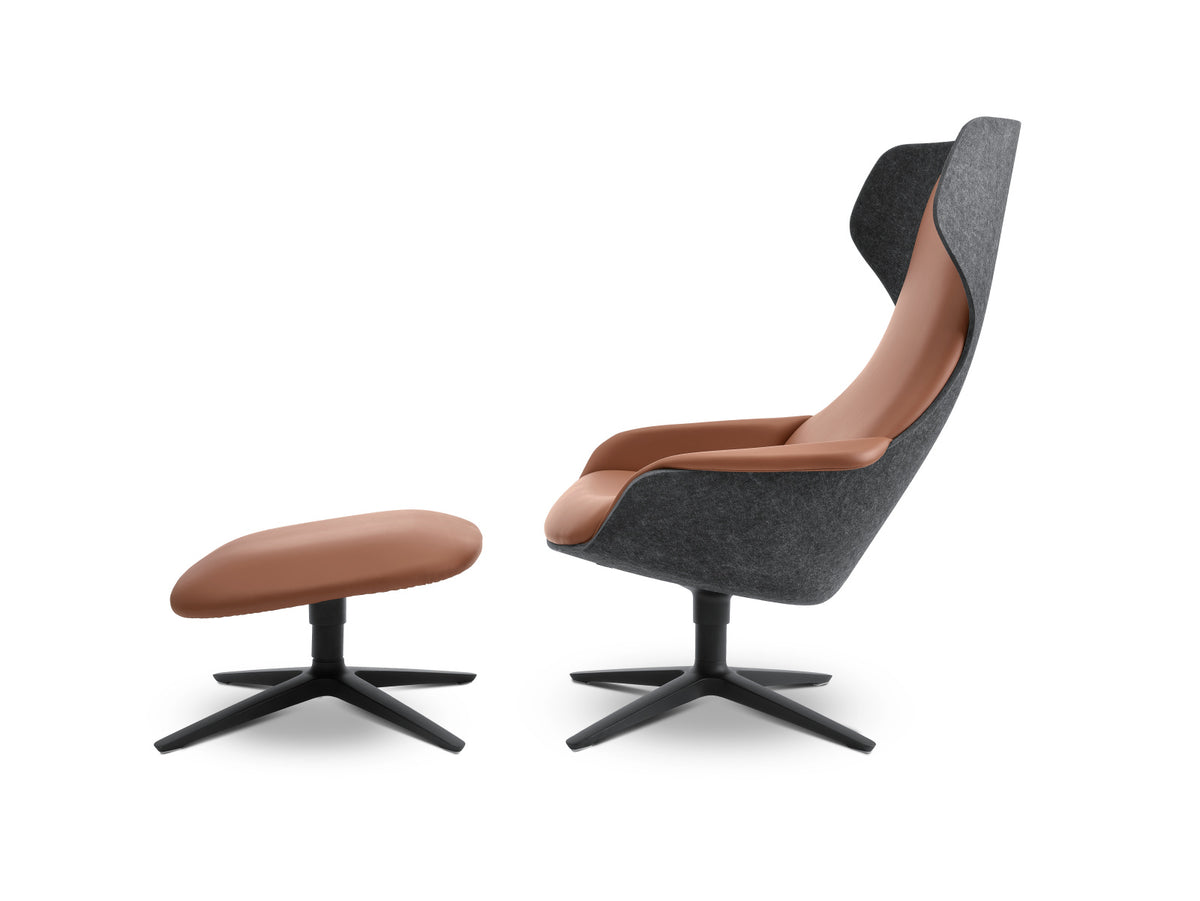 se:lounge – Lounge-Sessel – Design-Sessel mit grauem Stoffbezug und braunen Polstern, drehbar auf schwarzem Gestell, mit passendem Fusshocker.