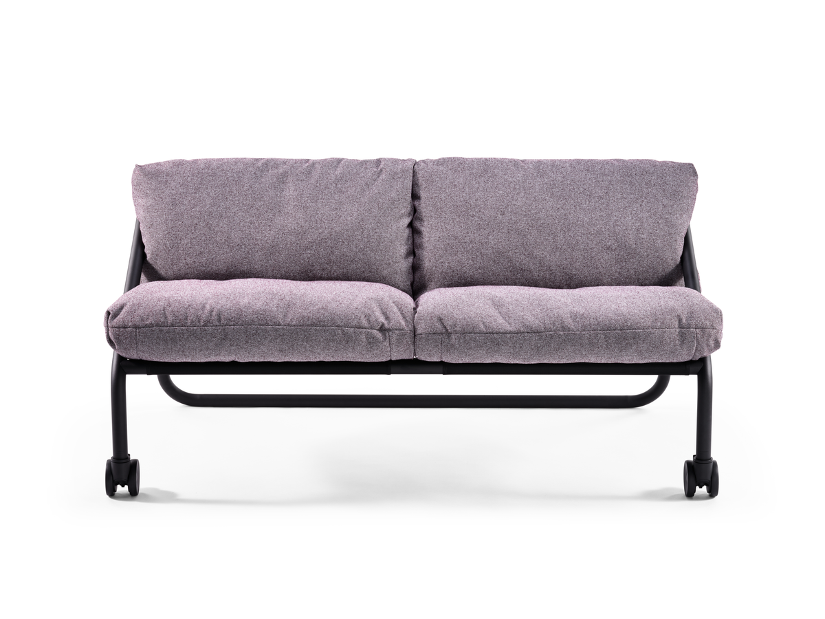 se:lab – Sofa – Zweisitzer-Sofa mit grauem, gepolstertem Stoffbezug und schwarzem Gestell auf Rollen.