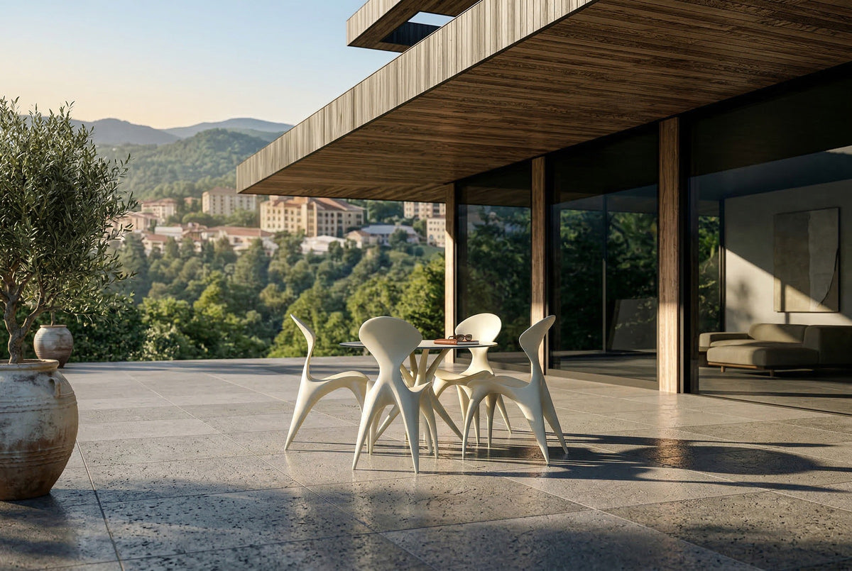 LOOPE ANIMA Tisch mit ANIMA Stühlen auf einer Terrasse