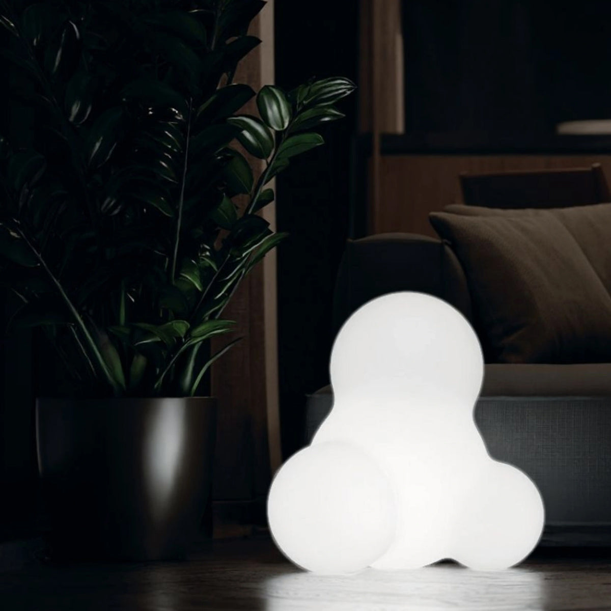 LOOPE POP Leuchte leuchtend neben einem Sofa