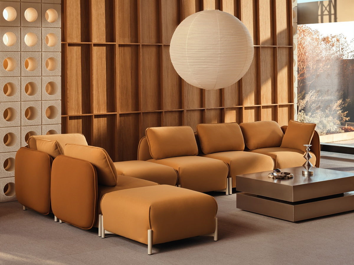 Linka Sofa von MDD als grosse Sofalandschaft, Bezug Atlantic, in einem Wohnraum mit Holzwand