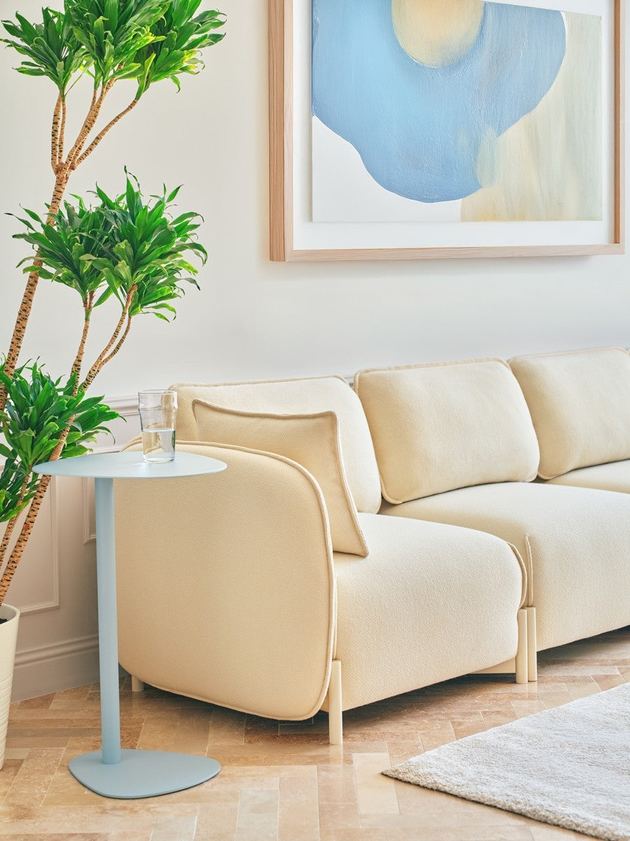 Linka Sofa von MDD, Bezug Nobel NB-61290, mit Tisch Celo in einem hellen Raum