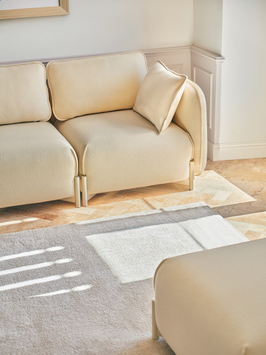 Linka Sofa von MDD, Bezug Nobel NB-61290, Armlehne und Kissen aus der Nähe