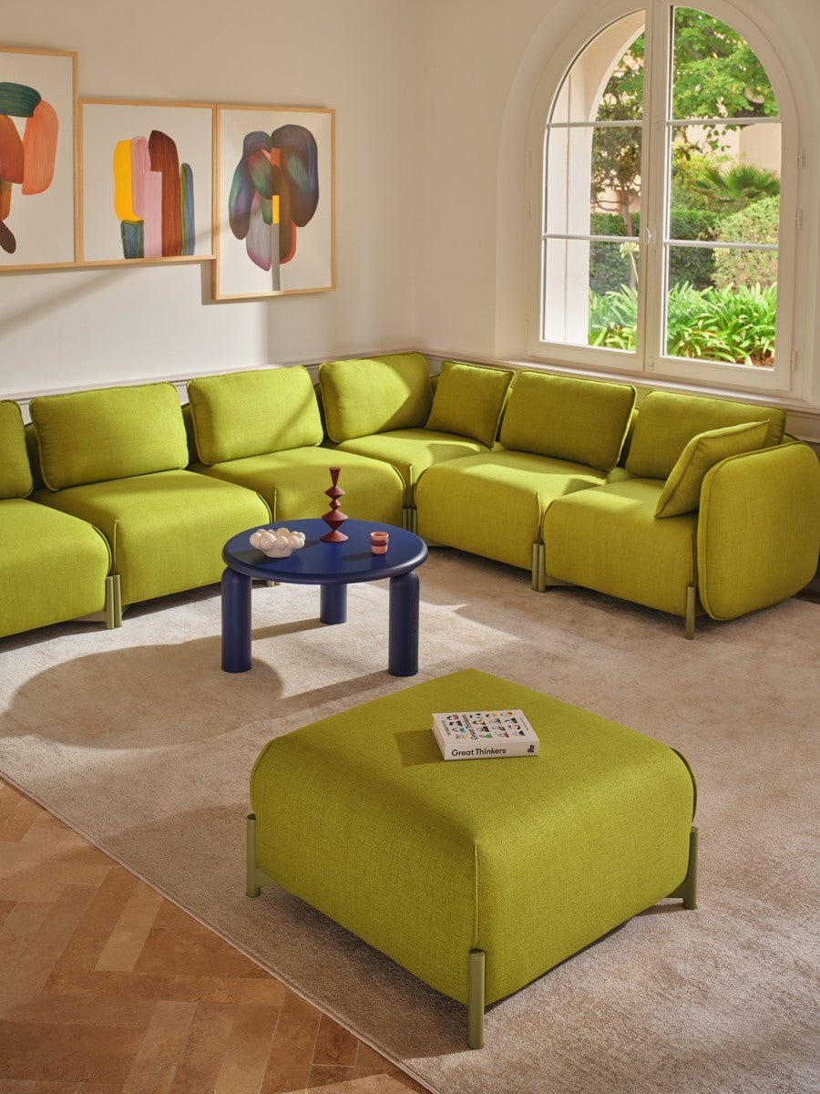 Linka Sofa von MDD als Eckkombination mit Pouf, Bezug Chopper CH-800, in einem Wohnzimmer