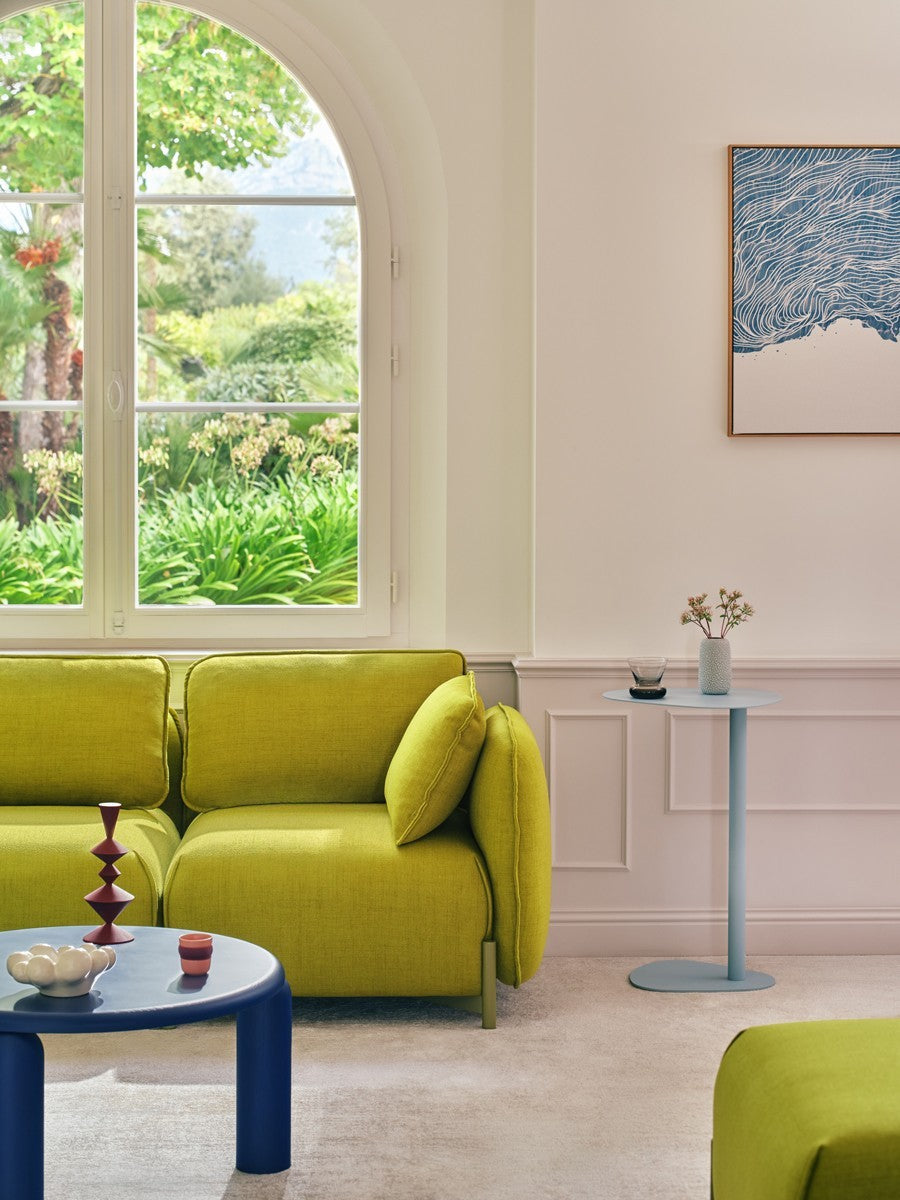 Linka Sofa von MDD, Bezug Chopper CH-800, mit Tisch Celo vor einem Bogenfenster