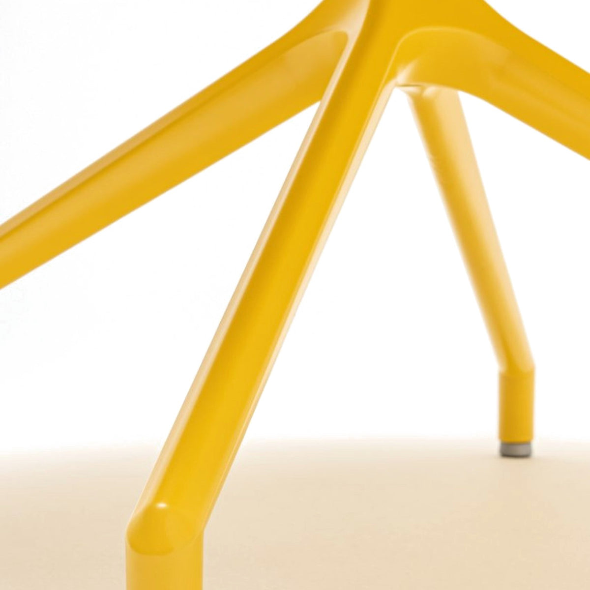 Gobo Beistelltisch von MDD, Fuss aus Aluminiumguss mit Gleiter, Detail