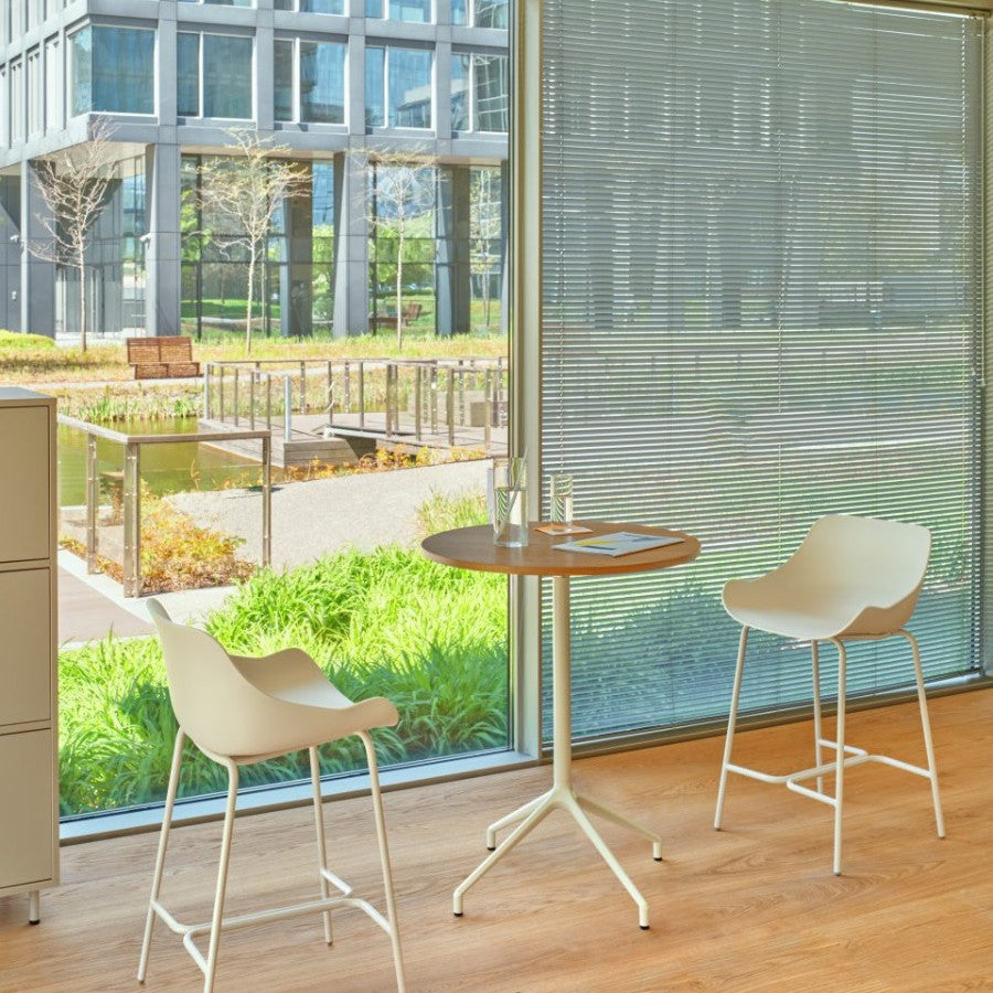 Gobo Hochtisch von MDD mit Barhockern Baltic Basic an einer Fensterfront