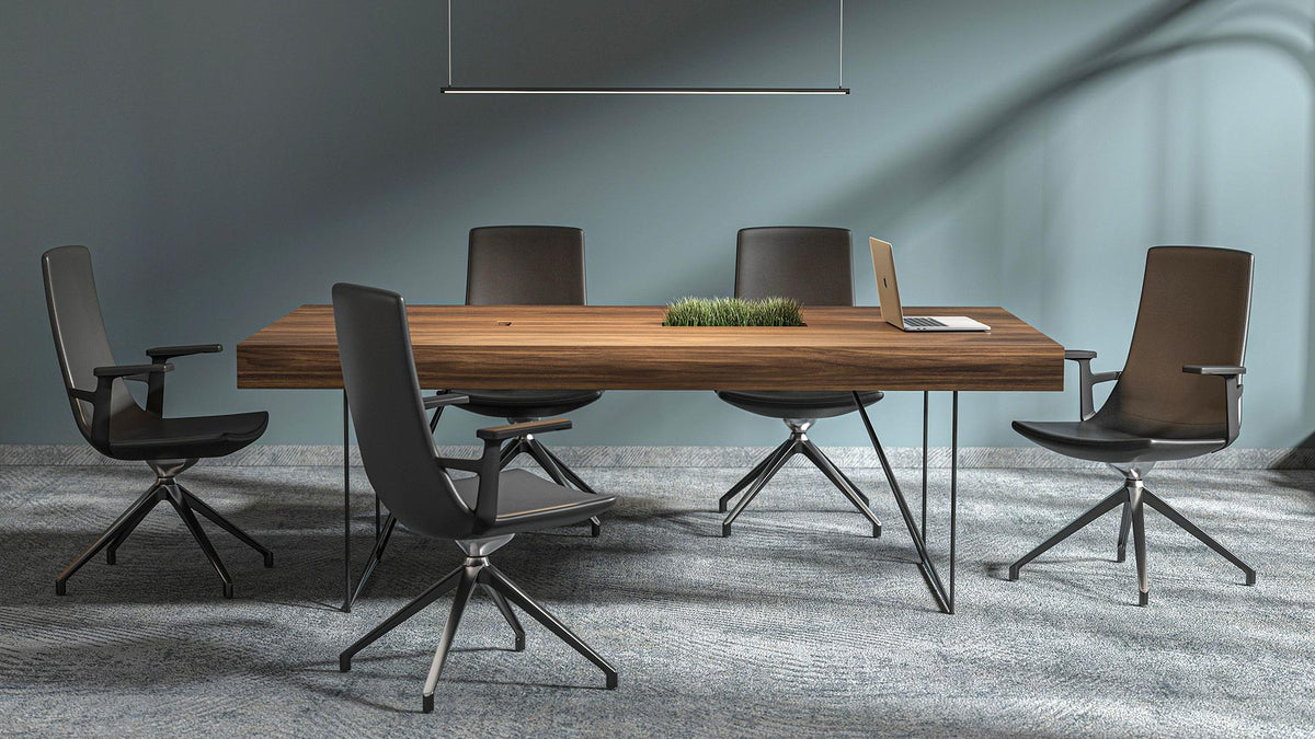 Konferenztisch | Air – Konferenztisch – Holztisch mit vier schwarzen Bürostühlen in einem modernen Büro mit grauen Wänden und Teppichboden.