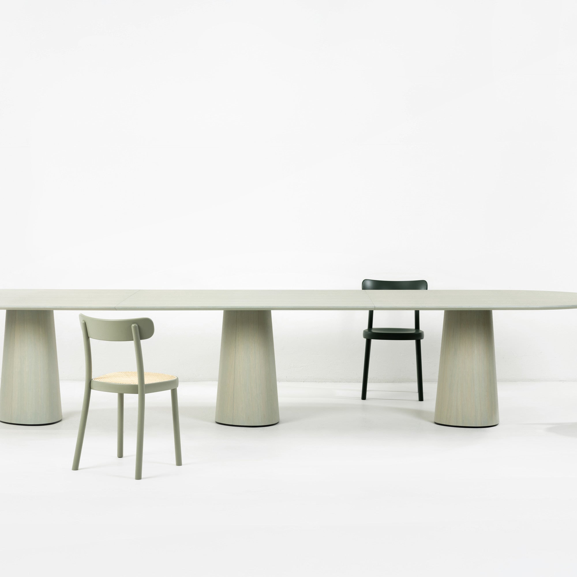 P.O.V. plus Tisch 480 aus der P.O.V. plus-Kollektion, im Raum