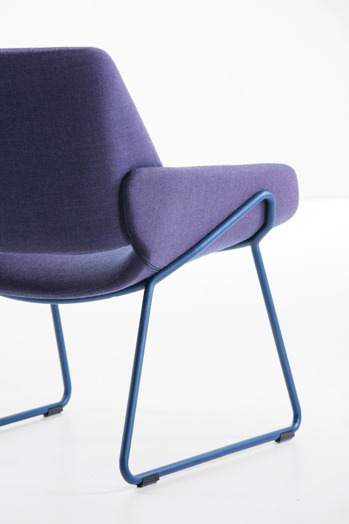 Monk Loungesessel von Prostoria in Violett mit Kufengestell, Frontansicht. © Prostoria