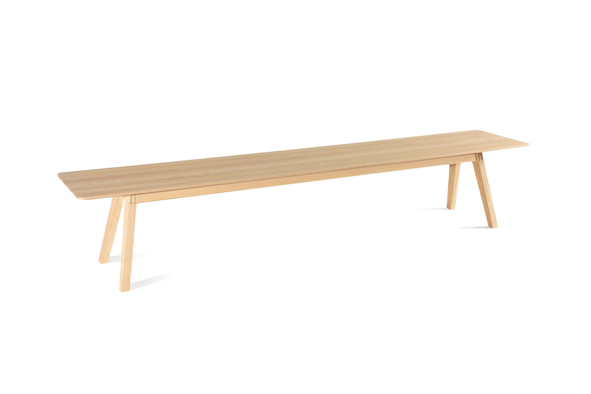 Monk Bank von Prostoria aus hellem Holz, Schrägansicht. © Prostoria