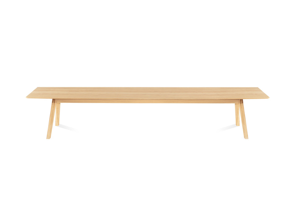 Monk Bank von Prostoria aus hellem Holz, Frontansicht. © Prostoria