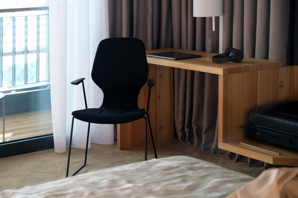 Oblikant Stuhl von Prostoria in Schwarz an einem Schreibtisch aus Holz. © Prostoria