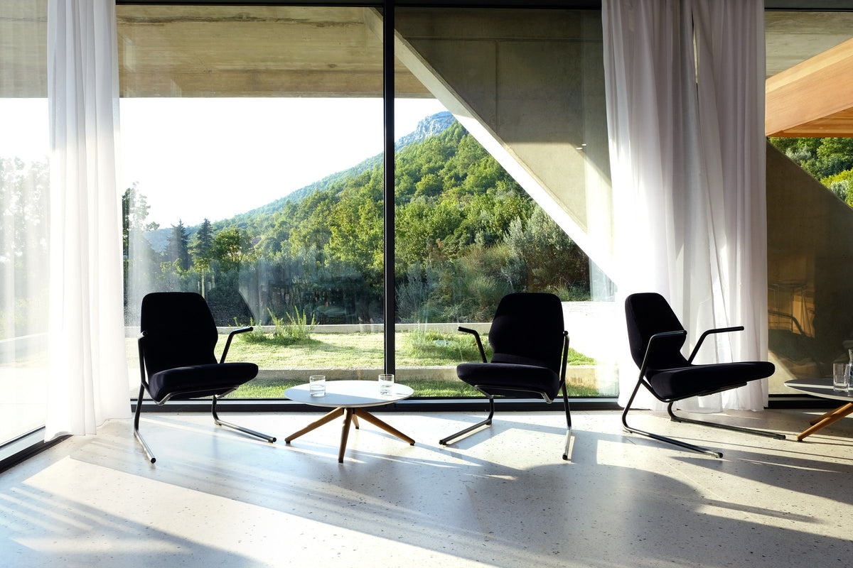 Zwei Oblique Loungesessel von Prostoria in Schwarz vor einer Fensterfront. © Prostoria