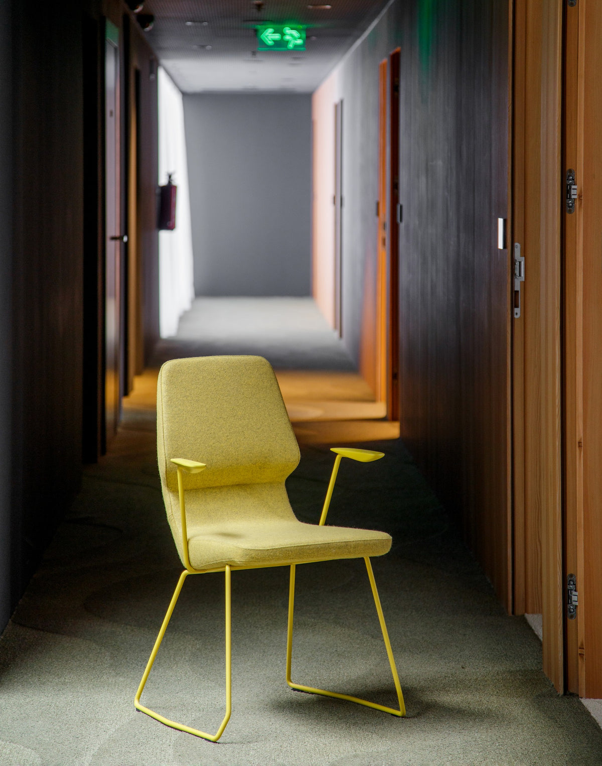 Oblique Stuhl von Prostoria in Gelb in einem Hotelflur. © Prostoria