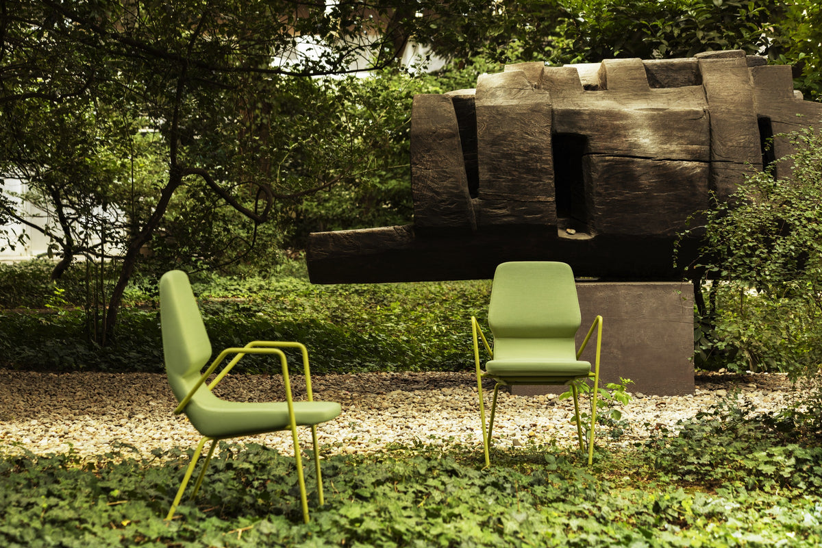 Zwei Oblique Outdoor Stühle von Prostoria auf Kies vor einer Skulptur. © Prostoria