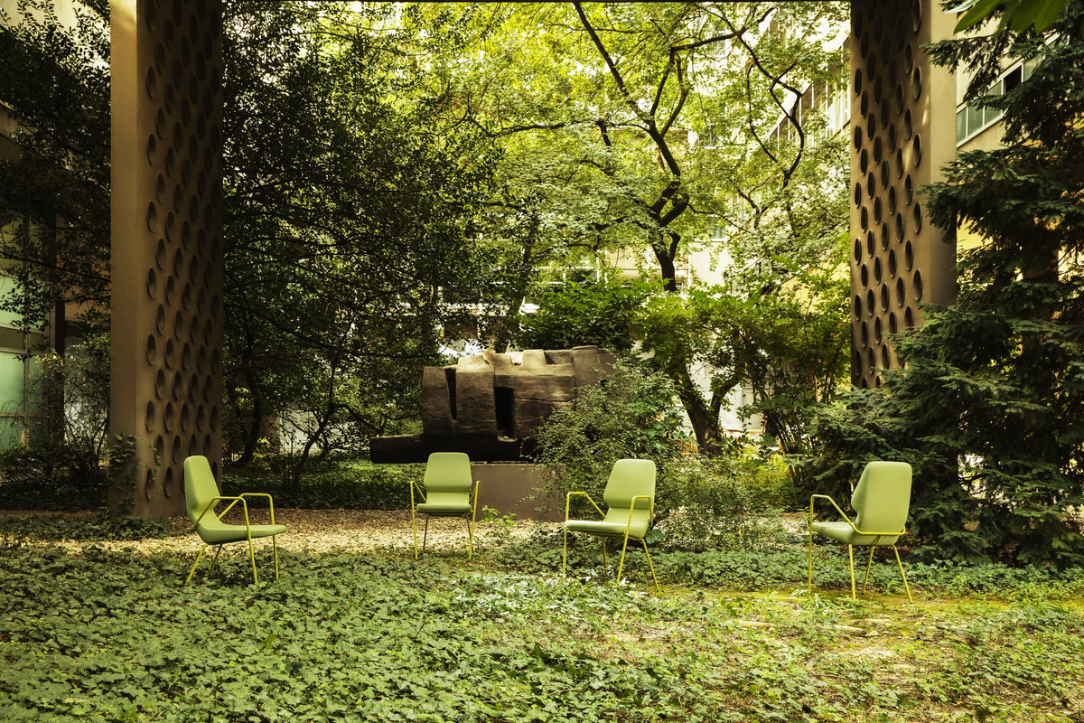 Oblique Outdoor Stühle von Prostoria in Grün in einem Garten. © Prostoria