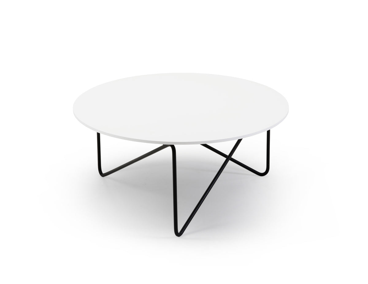 Polygon Beistelltisch von Prostoria, runde Platte in Weiss. © Prostoria