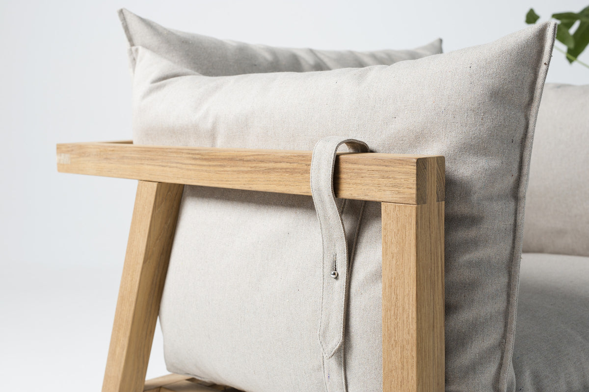 Umomoku Outdoor Sofa von Prostoria, Detail der Kissenbefestigung am Holzrahmen. © Prostoria