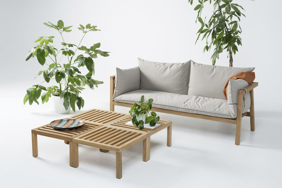 Umomoku Outdoor Sofa von Prostoria mit niedrigem Tisch und Pflanzen. © Prostoria