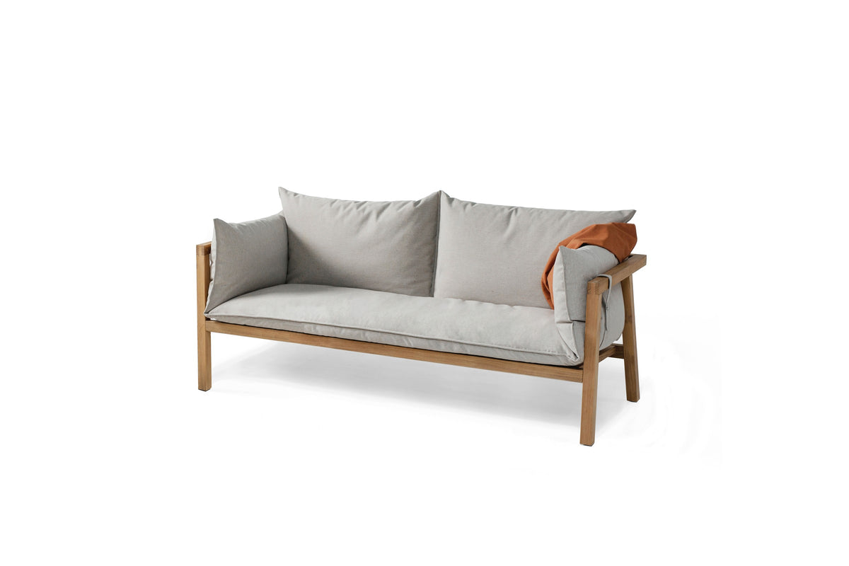 Umomoku Outdoor Sofa von Prostoria, 2-Sitzer mit hellgrauen Polstern, Schrägansicht. © Prostoria