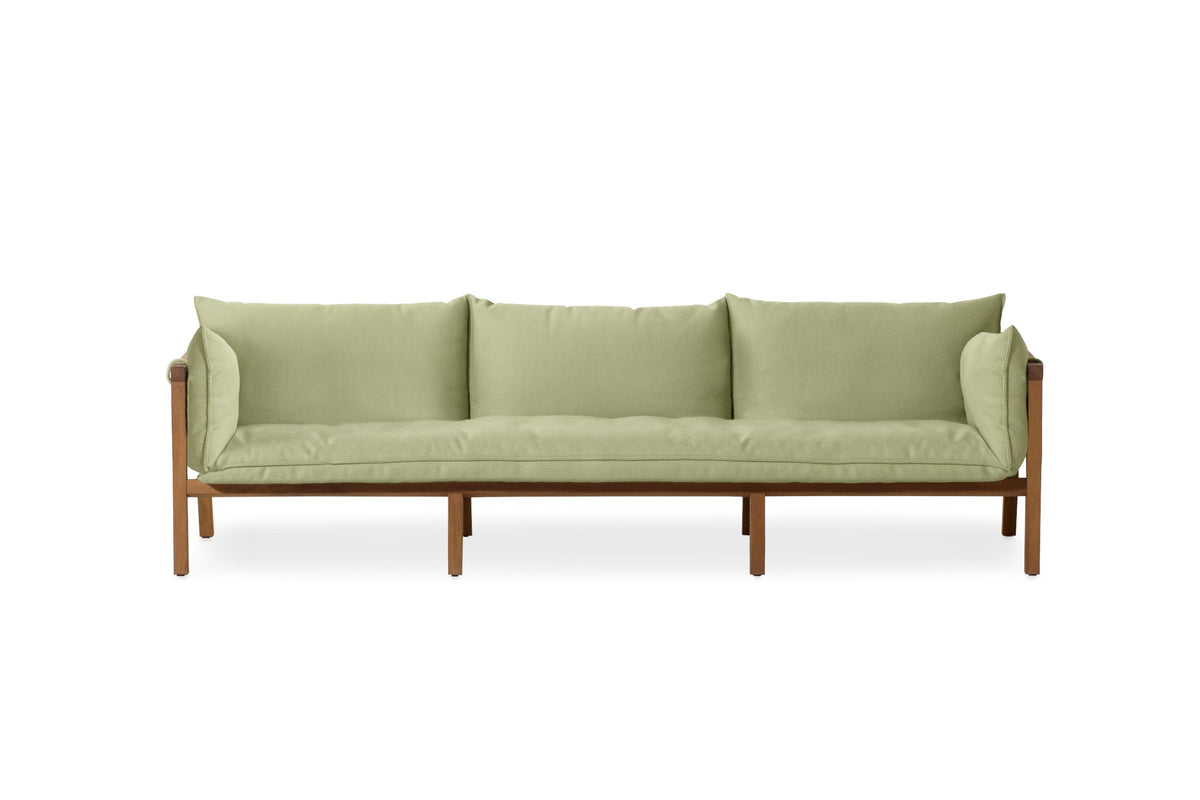Umomoku Outdoor Sofa von Prostoria, 3-Sitzer mit grünen Polstern und Holzgestell. © Prostoria