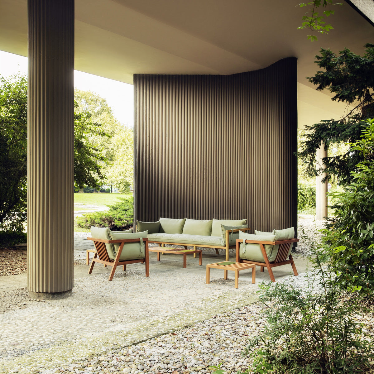 Umomoku Outdoor Sofagruppe von Prostoria zwischen Säulen im Garten. © Prostoria