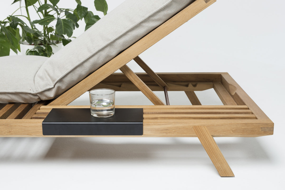 Umomoku Outdoor Sonnenliege von Prostoria, verstellte Rückenlehne mit Ablage und Glas. © Prostoria
