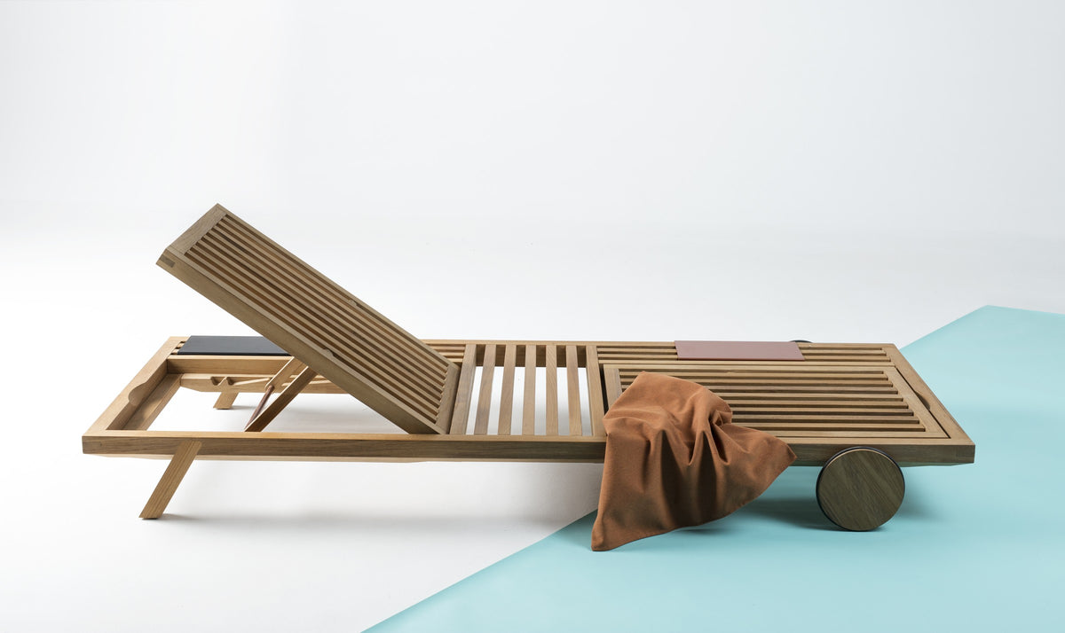 Umomoku Outdoor Sonnenliege von Prostoria ohne Auflage, mit Ablage und Handtuch. © Prostoria