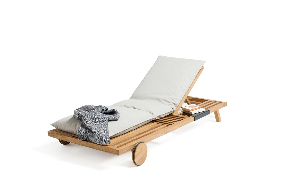 Umomoku Outdoor Sonnenliege von Prostoria mit hellem Polster und Rädern aus Holz. © Prostoria