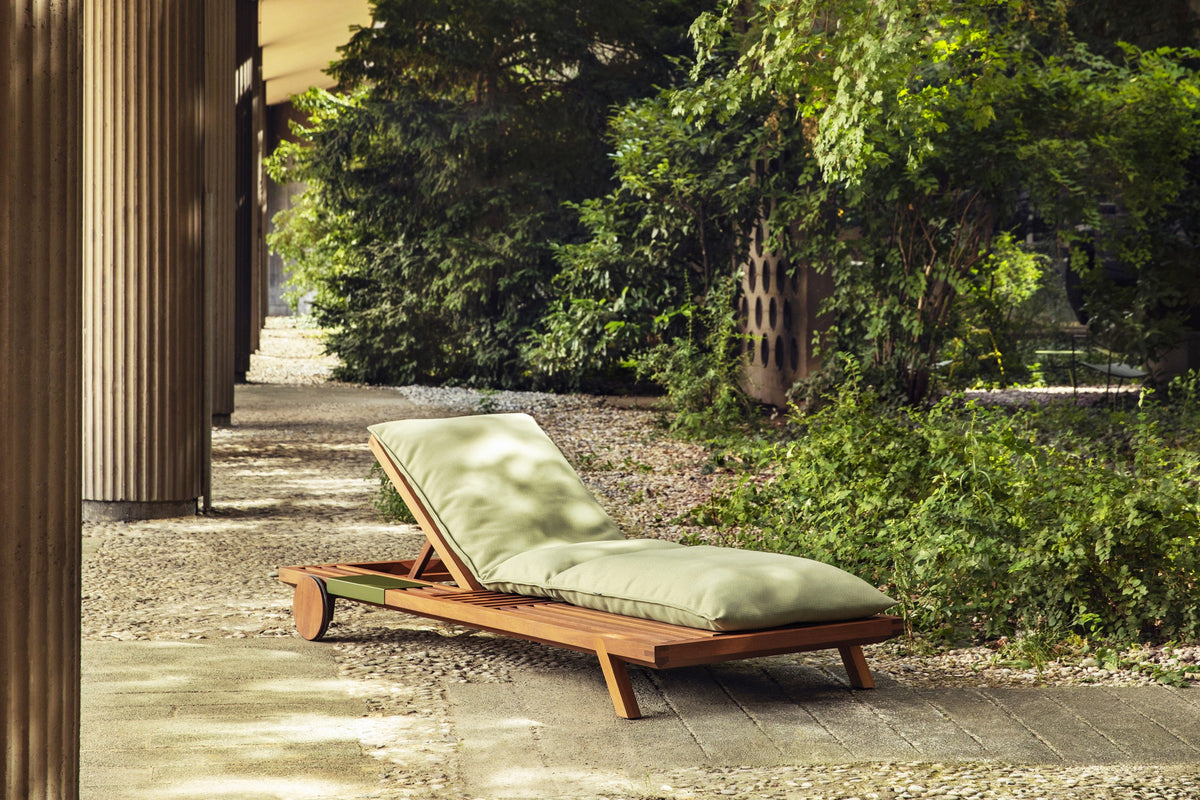 Umomoku Outdoor Sonnenliege von Prostoria mit grünem Polster im Garten. © Prostoria