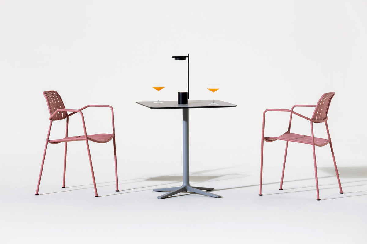 Trifidae Outdoor Beistelltisch von Prostoria mit zwei Stühlen, Milieuaufnahme. © Prostoria