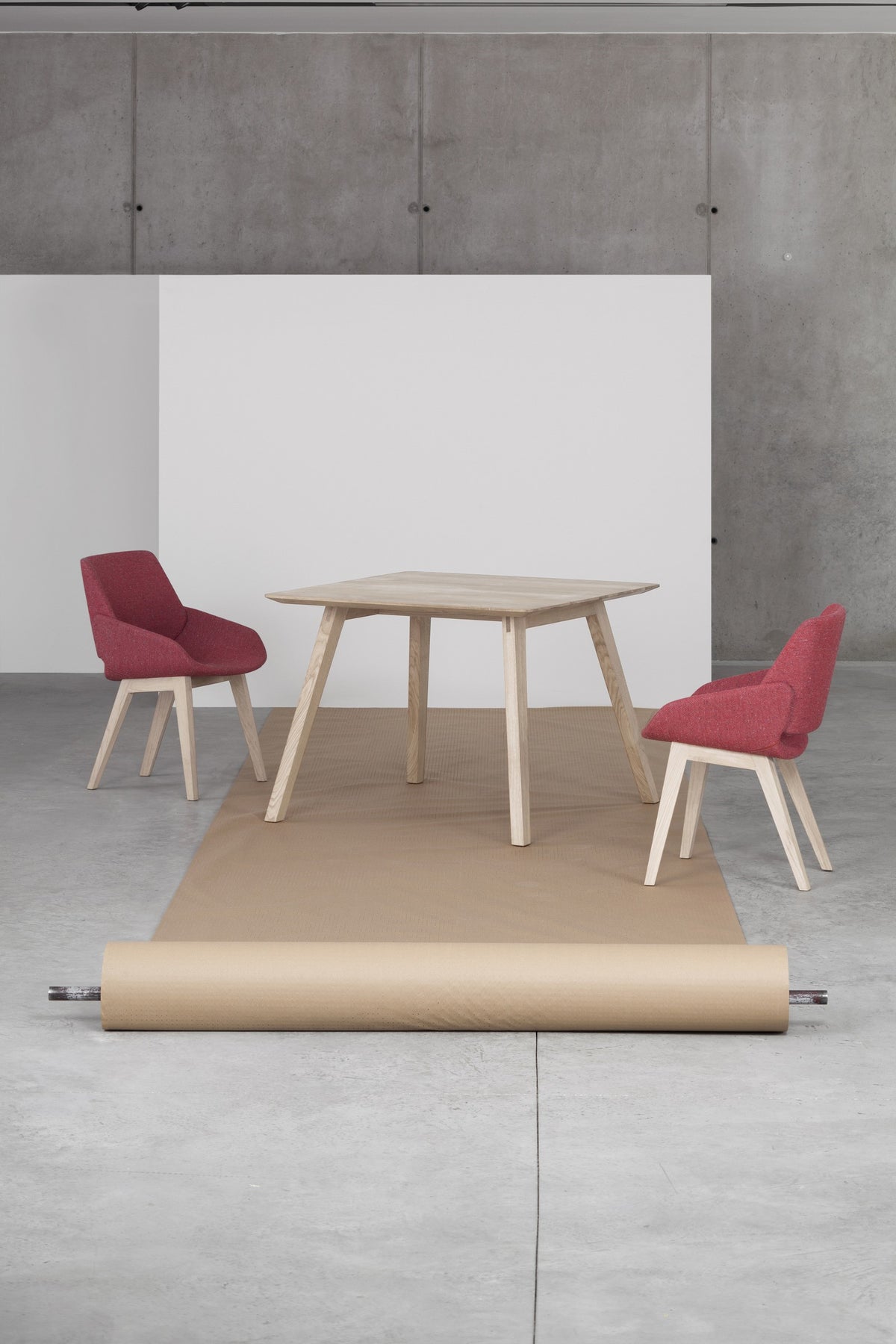 Monk Stühle von Prostoria in Rot und Weiss an einem Tisch, Milieuaufnahme. © Prostoria
