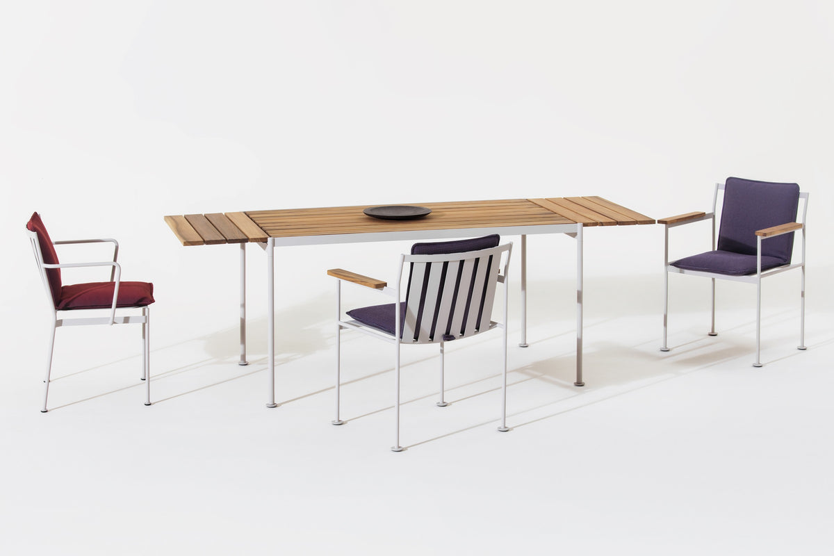 Jugo Outdoor Stühle von Prostoria in verschiedenen Farben am ausziehbaren Tisch. © Prostoria
