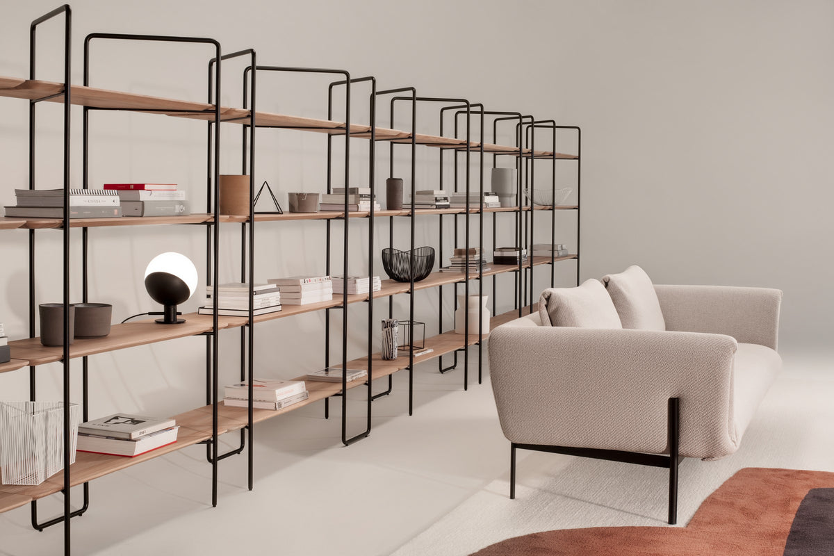 Knif Regalsystem von Prostoria hinter einem hellen Sofa. © Prostoria