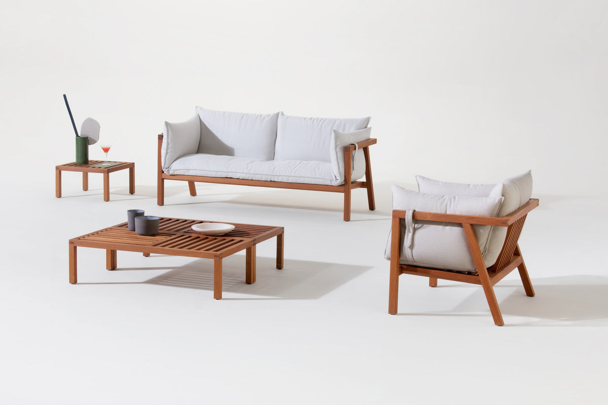Umomoku Outdoor Gruppe von Prostoria: Sofa, Sessel und niedriger Tisch. © Prostoria