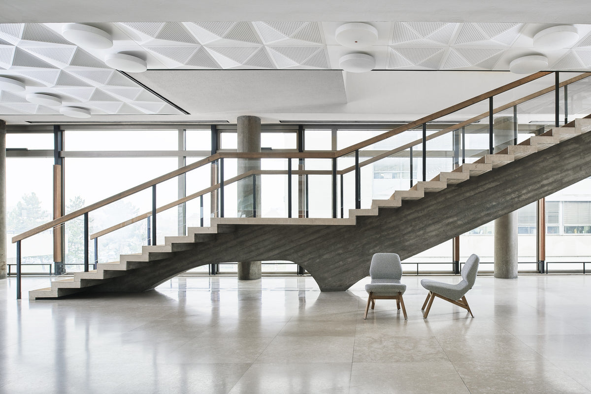 Zwei Oblique Loungesessel von Prostoria unter einer Treppe. © Prostoria