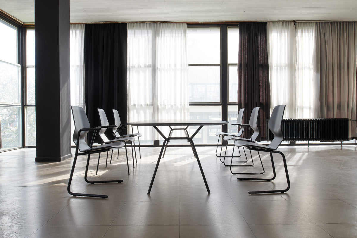 Oblikant Stühle von Prostoria in Schwarz an einem Konferenztisch. © Prostoria
