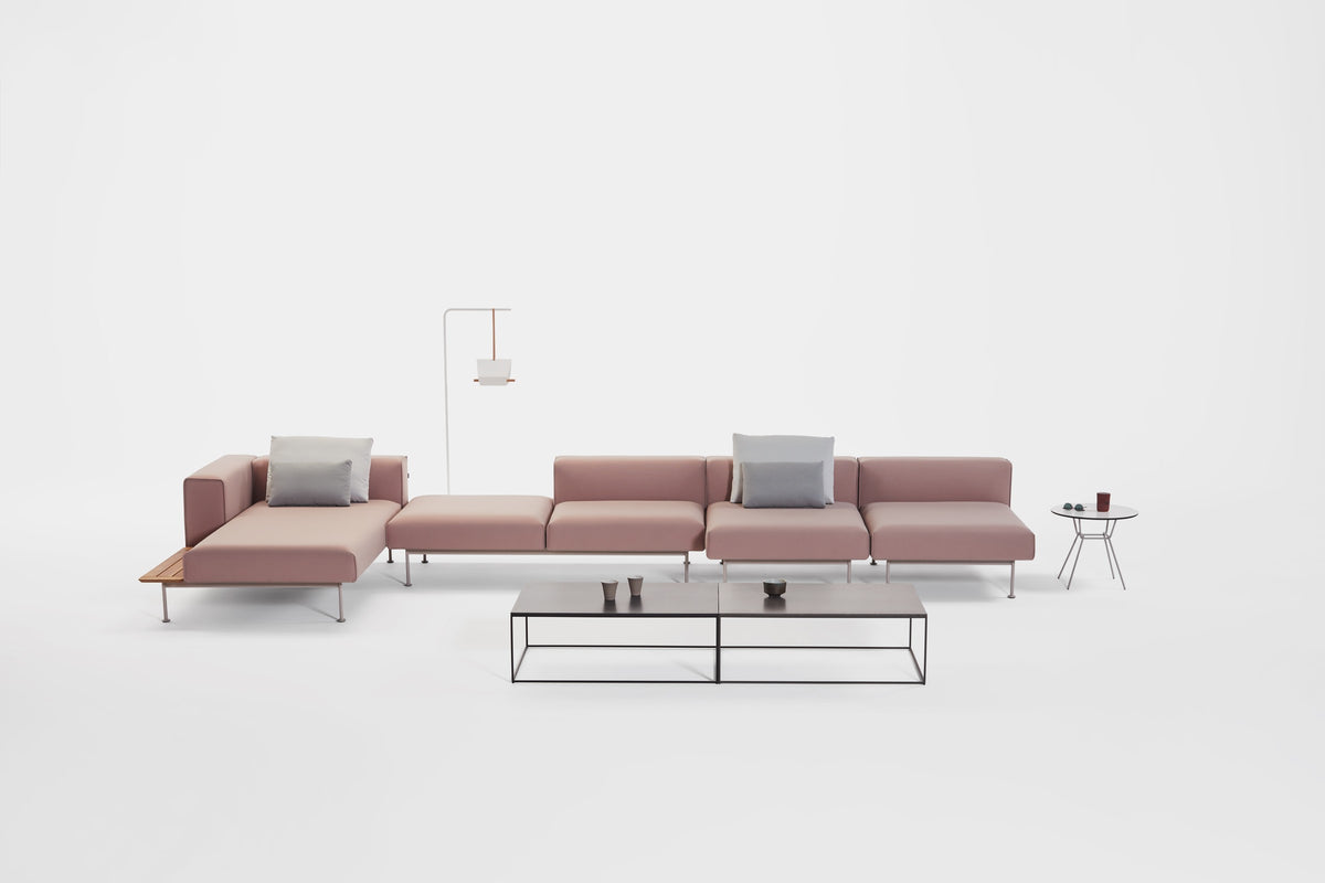 Convert Outdoor Sofa von Prostoria mit niedrigem Tisch und Beistellmöbeln. © Prostoria