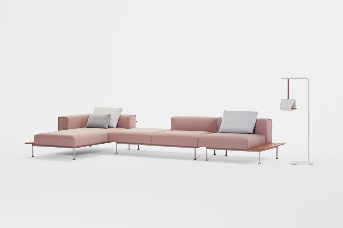 Convert Outdoor Sofa von Prostoria mit Stehleuchte, Milieuaufnahme. © Prostoria
