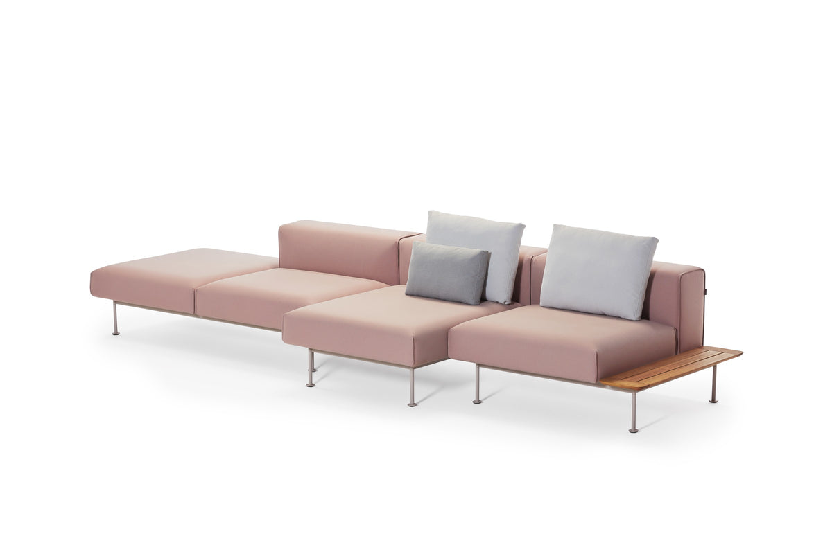 Convert Outdoor Sofa von Prostoria, Komposition mit Rückenlehne und zwei Kissen. © Prostoria