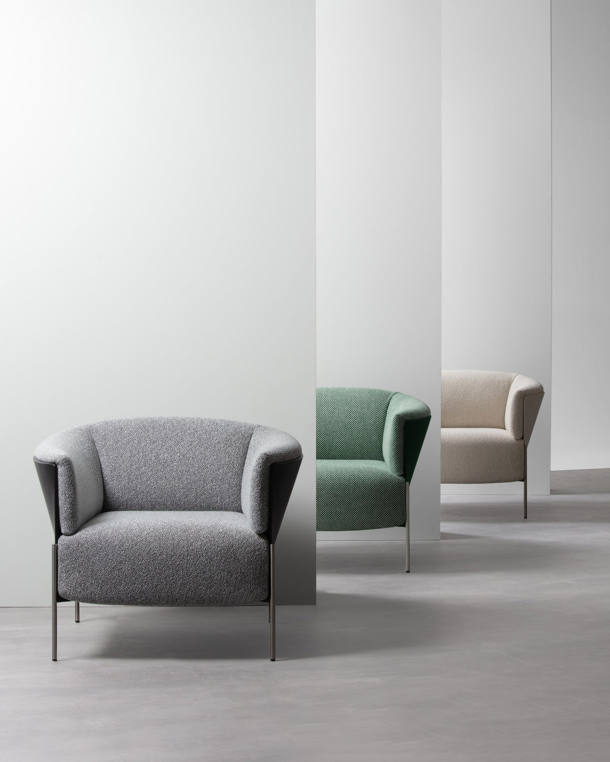 Omnia Loungesessel von Prostoria in Grau, Grün und Beige zwischen Säulen. © Prostoria