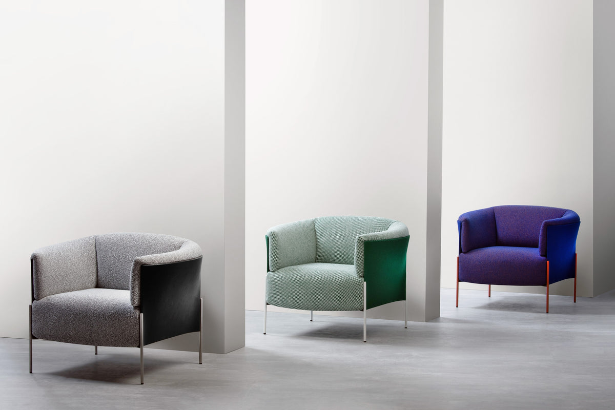 Drei Omnia Loungesessel von Prostoria in Grau, Grün und Violett. © Prostoria