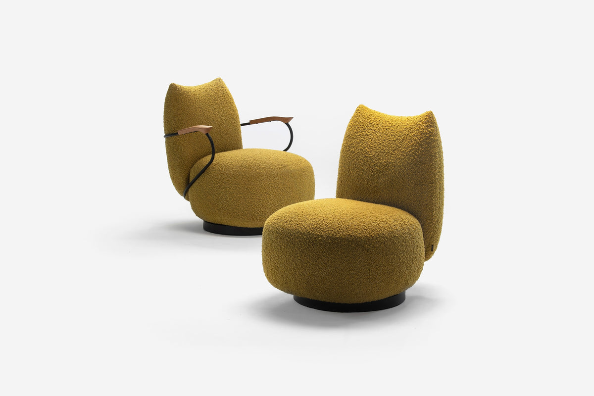 Buffa Loungesessel und Pouf von Prostoria in Senfgelb. © Prostoria
